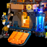 Détail de la base du château avec entrée éclairée, rampe orange, tube lumineux bleu et robot mécanique