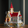 Château médiéval Lumibricks L9105 exposé sur table en bois, éclairage LED ambré, vitraux colorés et tour rouge