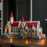 Vue panoramique du château combiné avec extension, toits rouges, tours et éclairage LED sur meuble en bois