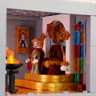 Intérieur du château avec minifigurine de roi devant le trône, vitrail coloré et torche LED allumée