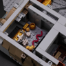 Vue plongeante du donjon souterrain avec squelette enchaîné, serpent rouge, pièces d'or et accessoires
