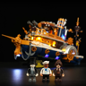 Trois minifigurines du set Lumibricks L9106 devant le bateau à vapeur illuminé sur fond noir