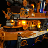 Détail de la proue du bateau steampunk avec décorations dorées, balustrades ornementées et lumières LED ambrées