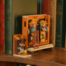 Détail de l'intérieur miniature de la bibliothèque avec étagères de livres colorés, échelle et mécanismes à engrenages