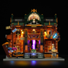 Vue frontale nocturne de la bibliothèque steampunk L9115 avec éclairage LED violet, bleu et doré sur fond noir