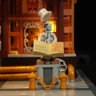 Minifigurine fantôme steampunk avec haut-de-forme et livre ouvert devant la bibliothèque Chrono Library illuminée