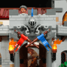Détail de l'entrée principale du château Lumibricks L9119 avec casque de chevalier, haches croisées et torches LED allumées
