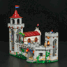 Vue de face du château Lumibricks L9119 sur fond noir montrant la porte principale, les remparts et la tour au toit rouge